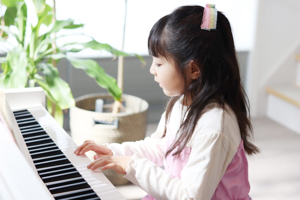 遮音性に優れた家でピアノを弾く子供